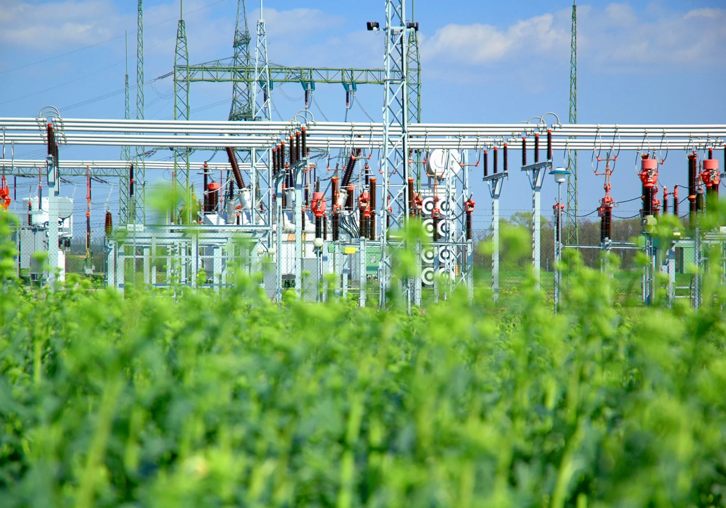 Klare Zuständigkeiten beim Bund und Kooperation der 120 Netzbetreiber: Das sind für Staatssek-rettärin Elisabeth Zehetner zwei von vier Ansätzen, um die Kosten zu senken. Foto (Umspannwerk Südburgenland): Verbund