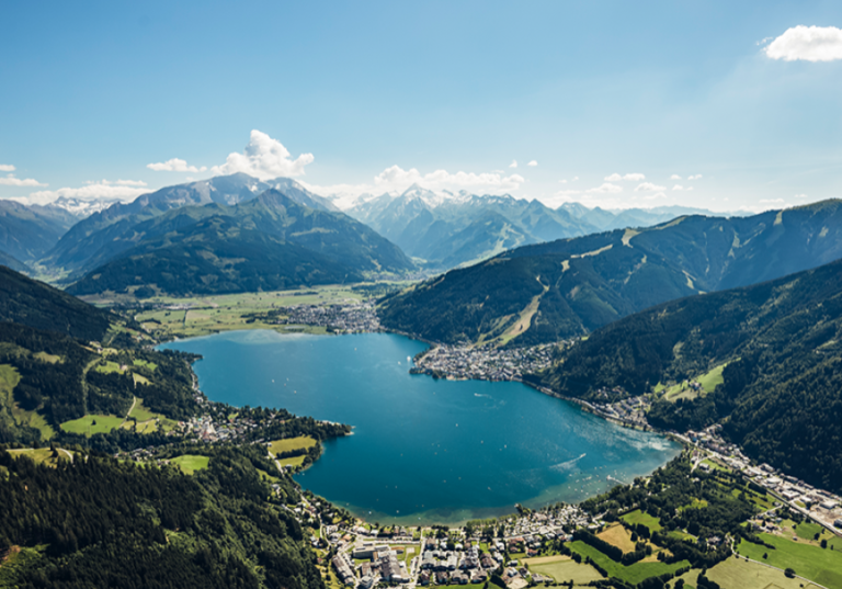 Die 2009 eingeführten Klima- und Modellregionen (im Bild: Zell am See) sind ein Erfolg, doch nach der Amtsperiode von Leonore Gewessler (Grüne) werden Förderungen sparsamer und wirksamer gestaltet. Foto: Zell am See-Tourismus