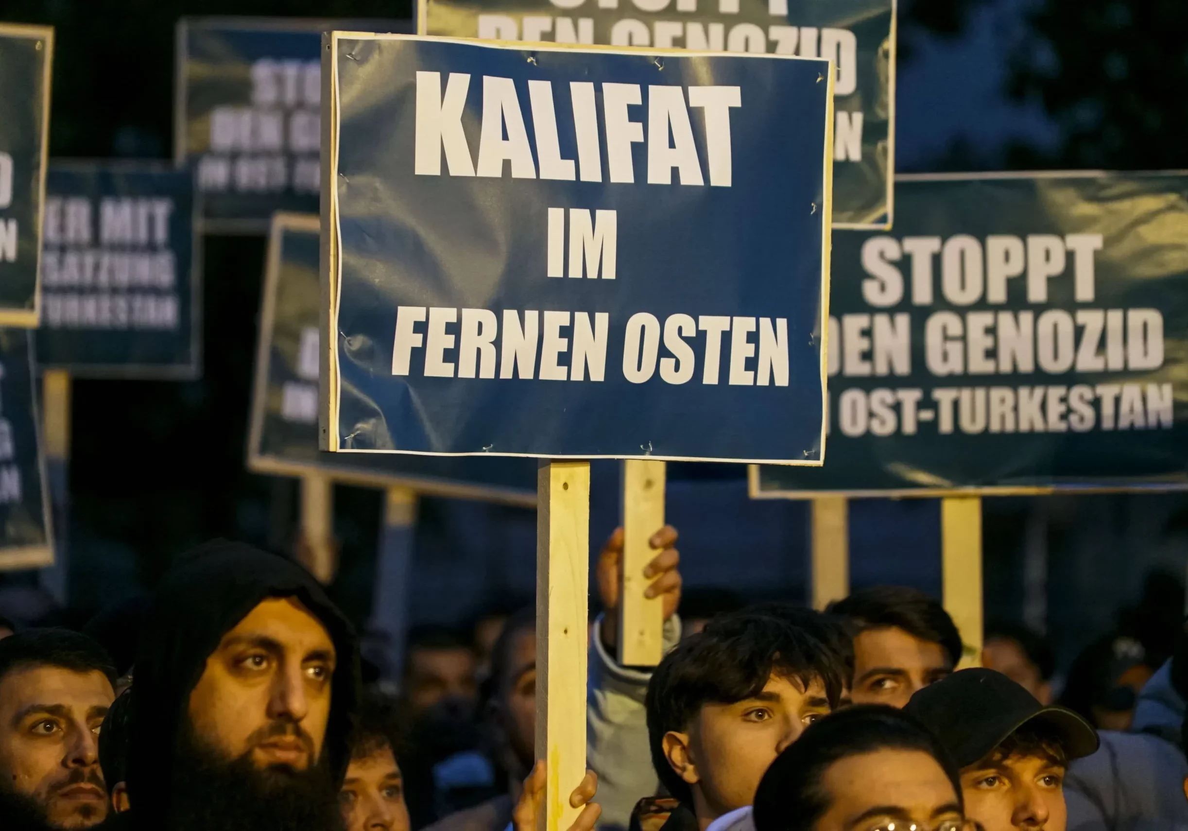 Islamisten verbreiten ihre Ideologie über Netzwerke und Social Media, erhob die Dokumentationsstelle Politischer Islam in Wien bereits voriges Jahr. Der aktuelle Bericht bestätigt dies. (Bild: Islamistendemonstration 2024 in Hamburg) Foto: Imago / Breuel-Bild