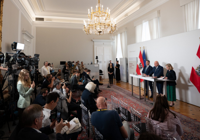 Der Aufschwung kann gelingen, sagte Bundeskanzler Christian Stocker nach der Regierungsklausur. Die aktuellen Themen - Bekämpfung der Inflation, Senkung der Preise für Güter des täglichen Bedarfs - entsprechen dem hohen Interesse von Öffentlichkeit und Medien. Foto: Bka / Paul Gruber