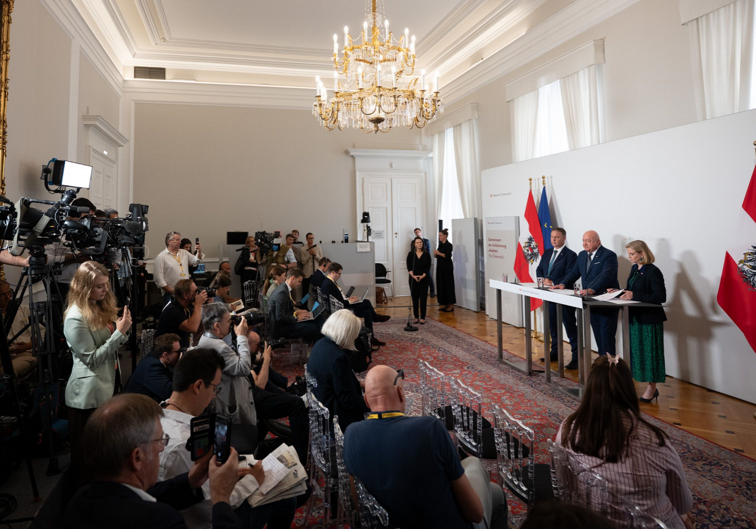 Der Aufschwung kann gelingen, sagte Bundeskanzler Christian Stocker nach der Regierungsklausur. Die aktuellen Themen - Bekämpfung der Inflation, Senkung der Preise für Güter des täglichen Bedarfs - entsprechen dem hohen Interesse von Öffentlichkeit und Medien. Foto: Bka / Paul Gruber