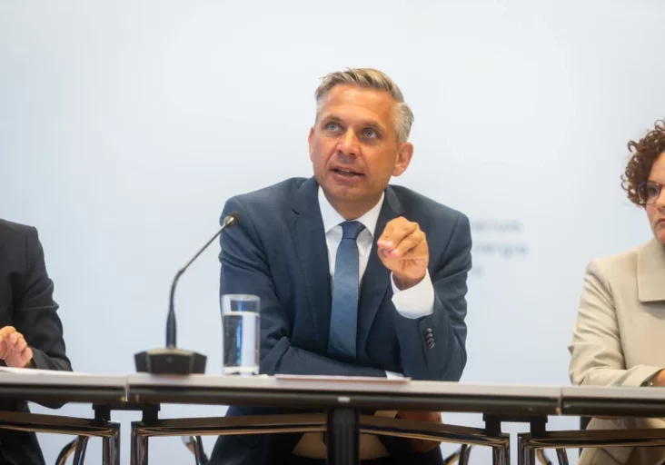 Wirtschaftsminister Wolfgang Hattmannsdorfer drückt beim Ausbau erneuerbarer Energien auf das Tempo. Foto: Haiden&Holey