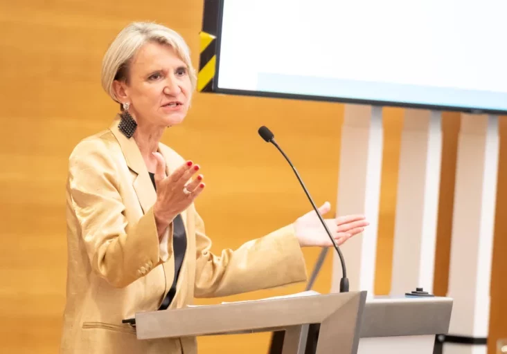 Abg. Romana Deckenbacher: Gewalt verletzt Menschen- und Kinderrechte. Foto: Campus Tivoli.