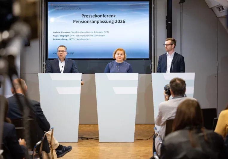 Für die überwiegende Mehrheit der Pensionsbezieher ist eine volle Inflationsabgeltung vorgesehen: ÖVP-Klubobmann August Wöginger, Sozialministerin Korinna Schumann (SPÖ) und NEOS-Sozialsprecher Johannes Gasser präsentierten am Freitag die Einzelheiten zur Pensionsanpassung 2026. Foto: Jakob Glaser