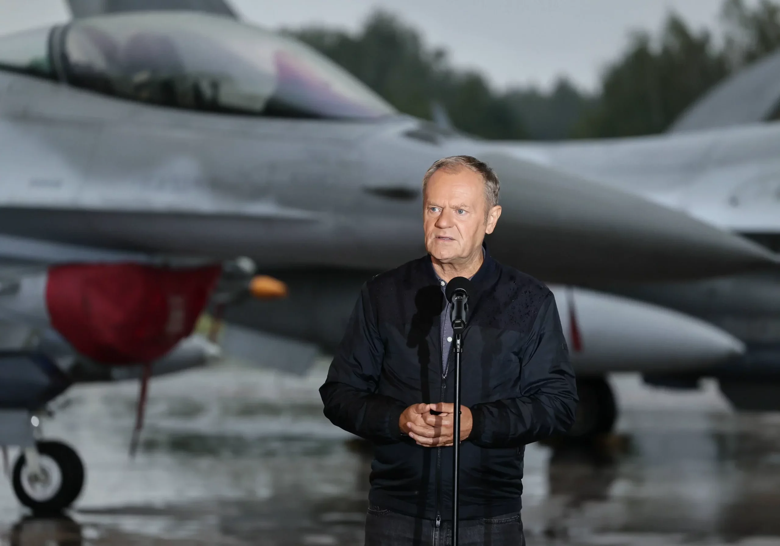 Polens Ministerpräsident Donald Tusk vor einer F-16 am Tag, nachdem russische Drohnen in das Staatsgebiet Polens eingedrungen waren. Jetzt befasst sich damit auch Österreichs Nationaler Sicherheitsrat. Foto: Anita Walczewska East News / Imago