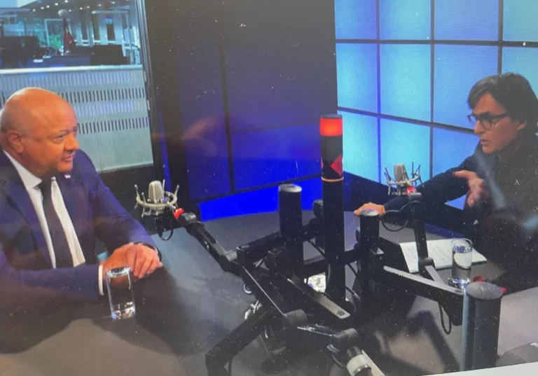 Bundeskanzler Christian Stocker im Gespräch mit Klaus Webhofer, Ressortleiter Innenpolitik im ORF. Foto: Screenshot orf.at