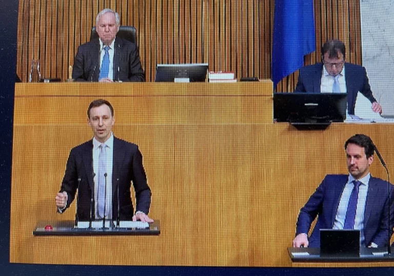 Reformpartnerschaft, auch für Bildung und Schule: ÖVP-Bildungssprecher Nico Marchetti nannte in der Aktuellen Stunde des Nationalrats mit Unterrichtsminister Christoph Wiederkehr die Eckpunkte: Integration, Sommerschule, Suspendierungsbegleitung, Kopftuchverbot für Kinder. Foto: Screenshot Parlament.gv.at
