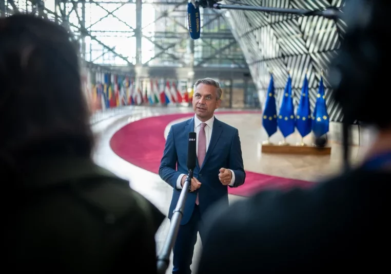 Schmiedet eine Allianz mit fünf anderen Amtskollegen. Wirtschaftsminister Wolfgang Hattmannsdorfer erhöht beim "Österreich-Aufschlag" den Druck auf die EU-Kommission. Foto: EU/Consilium