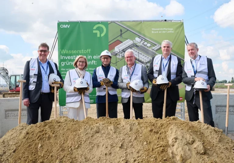 Martijn van Koten, Landeshauptfrau Johanna Mikl-Leitner, OMV-CEO Alfred Stern, Bürgermeister Gerhard Weil, Strabag CEO Stefan Kratochwill und Siemens Energy Österreich Geschäftsführer Ales Presern (v.l.n.r.) beim Spatenstich für die Wasserstoffanlage in Bruck an der Leitha. Foto: NLK / Pfeiffer