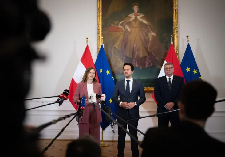 Präsentierten Programm für Schüler mit problematischen Verhaltensweisen: Familienministerin Claudia Plakolm, Unterrichtsminister Christoph Wiederkehr und Staatssekretär Jörg Leichtfried. Foto: Bka / Paul Gruber