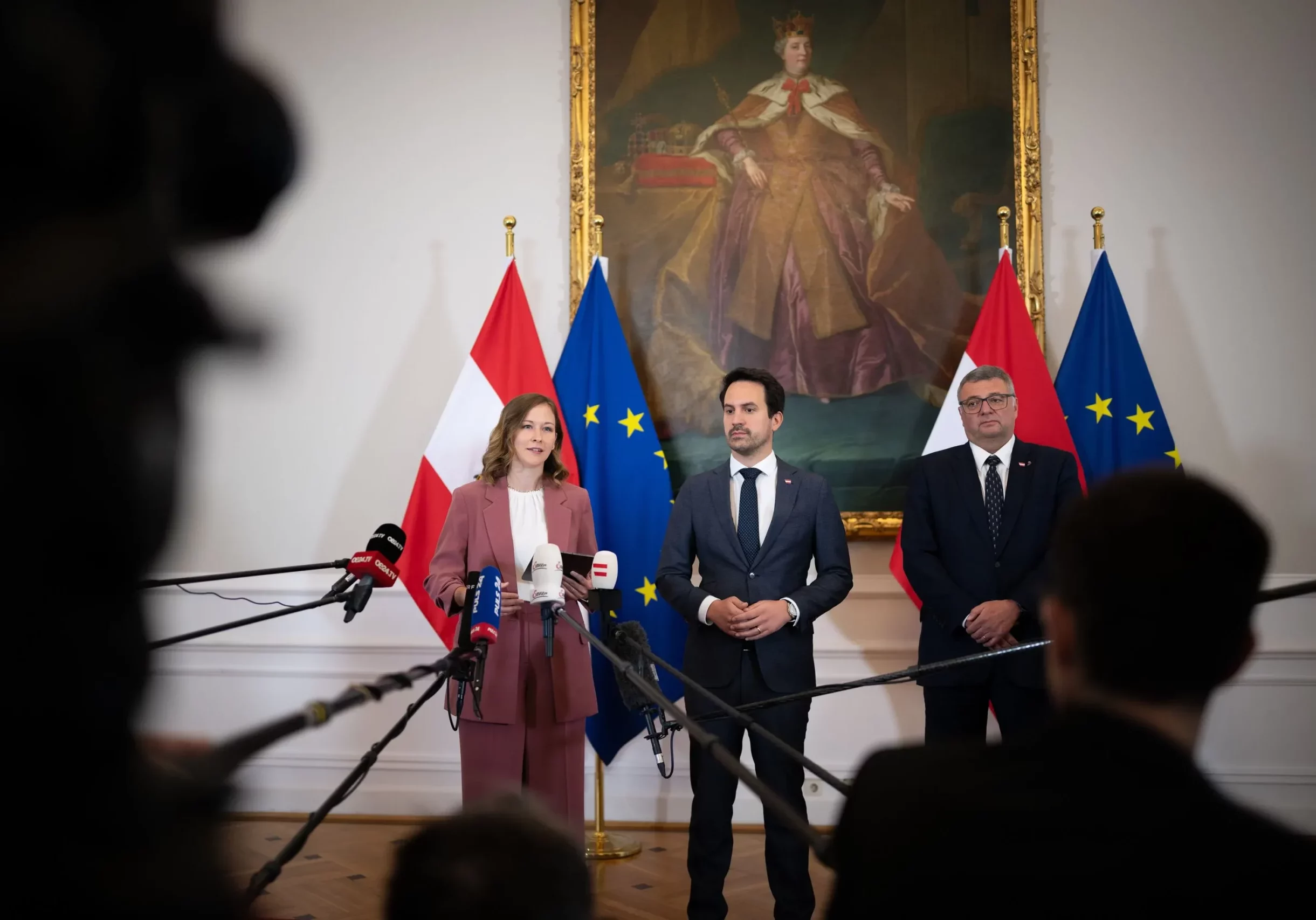 Präsentierten Programm für Schüler mit problematischen Verhaltensweisen: Familienministerin Claudia Plakolm, Unterrichtsminister Christoph Wiederkehr und Staatssekretär Jörg Leichtfried. Foto: Bka / Paul Gruber