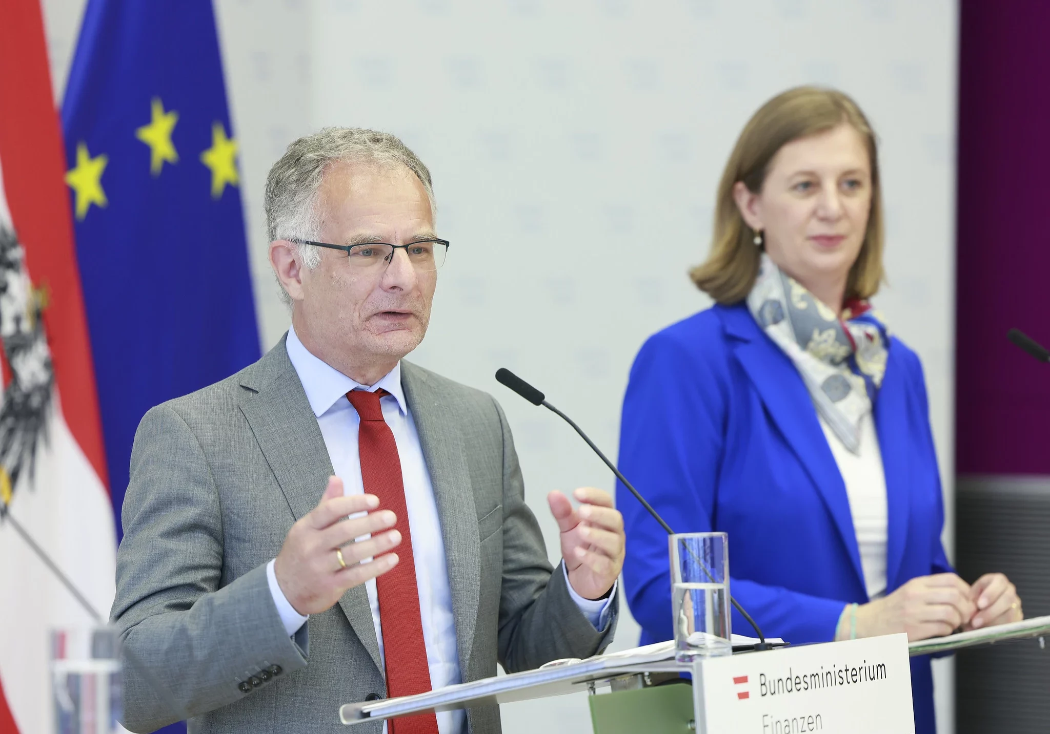 Das Finanzressort sieht das Budget auf Kurs, verlangt aber für alle öffentlichen Haushalte strenge Disziplin: Bundesminister Markus Marterbauer und Staatssekretärin Barbara Eibinger-Miedl (Im Bild bei einem Mediengespräch im Juni). Foto: Bka / Regina Aigner