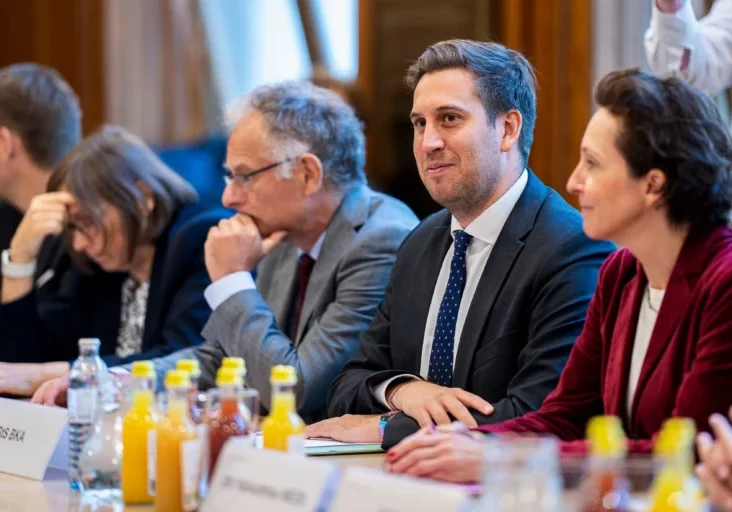 Der Abschluss ist ein historischer Schritt, sagt Staatssekretär Alexander Pröll nach den Verhandlungen mit dem öffentlichen Dienst. Diese führte er und Finanzminister Markus Marterbauer (l.) sowie Martina von Künsberg Sarre (Neos). Einsparungen für 2026: 310 Mio. Euro. Im Bild die Verhandler beim Beginn am 2. Oktober. Foto: Bka / Florian Schrötter
