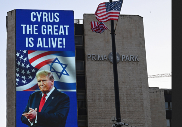 Israel und die jüdische Bevölkerung danken US-Präsident Donald Trump für die Vermittlung eines Friedensplanes mit den Palästinensern. Auf einem Plakat wird Trump mit dem Perserkönig Kyros verglichen, der die jüdischen Gefangenen aus dem babylonischen Exil befreite: Alles hofft auf Frieden. Foto: IMAGO/UPI