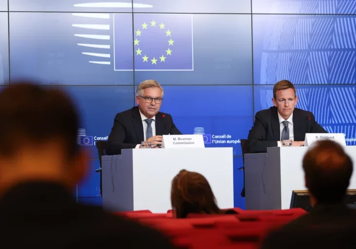 Kommissar Magnus Brunner und Dänemarks Migrationsminister Rasmusen Stokland präsentieren die Ergebnisse des Innenministerrates in Luxemburg: EU-Staaten werden Abschiebebescheide gegenseitig anerkennen und umsetzen. Foto: EU