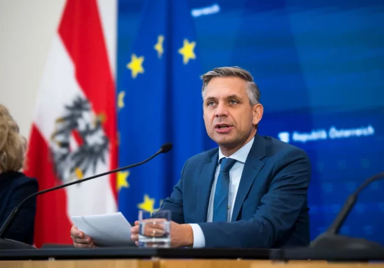 Wirtschaftsminister Wolfgang Hattmannsdorfer fordert mehr Fairness und möchte den Sozialbetrug bekämpfen. Foto: BKA/Christopher Dunker