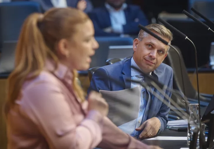 Steuer- und Sozialbetrug werden bekämpft, weitere Maßnahmen hat die Regierung bereits beschlossen: Wirtschaftsminister Wolfgang Hattmannsdorfer lehnt die von Nina Tomaselli (Grüne) geforderte Anlassgesetzgebung wegen der Causa Signa ab. Foto: Parlament / Johannes Zinner
