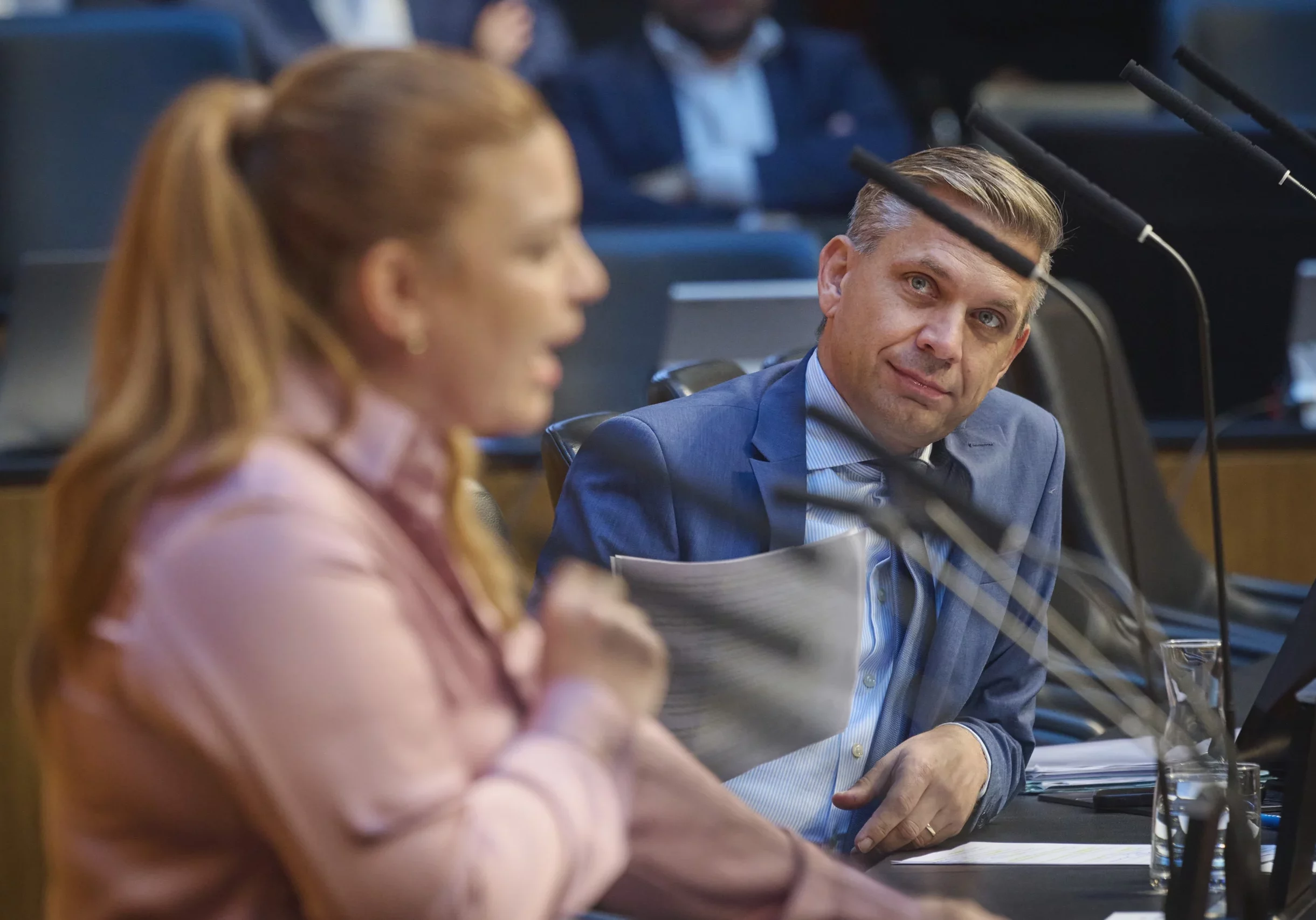 Steuer- und Sozialbetrug werden bekämpft, weitere Maßnahmen hat die Regierung bereits beschlossen: Wirtschaftsminister Wolfgang Hattmannsdorfer lehnt die von Nina Tomaselli (Grüne) geforderte Anlassgesetzgebung wegen der Causa Signa ab. Foto: Parlament / Johannes Zinner