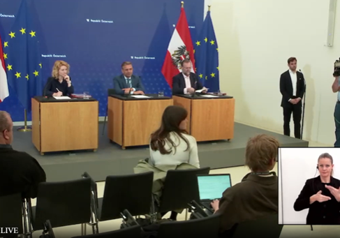 Anreize für Investitionen und Entbürokratisierung sollen dem Aufschwung Rückenwind verschaffen. Das Wirtschaftspaket der Bundesregierung präsentierten Wissenschaftsministerin Eva-Maria Holzleitner, Wirtschaftsminister Wolfgang Hattmannsdorfer und Staatssekretär Sepp Schellhorn. Screenshot BKA-Stream