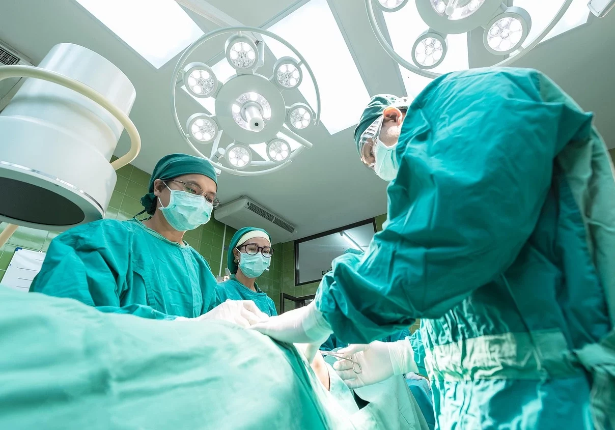 Nach Operationen und aufgrund anderer Ursachen kann Pflege erforderlich sein - und die wird ab 1. Jänner als Schwerarbeit anerkannt. Foto: Pixabay/Asint