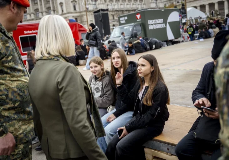 Schülerinnen im Gespräch mit Verteidigungsministerin Klaudia Tanner (vor dem Nationalfeiertag 2025). Foto: BMLV / Coarina Karlovits