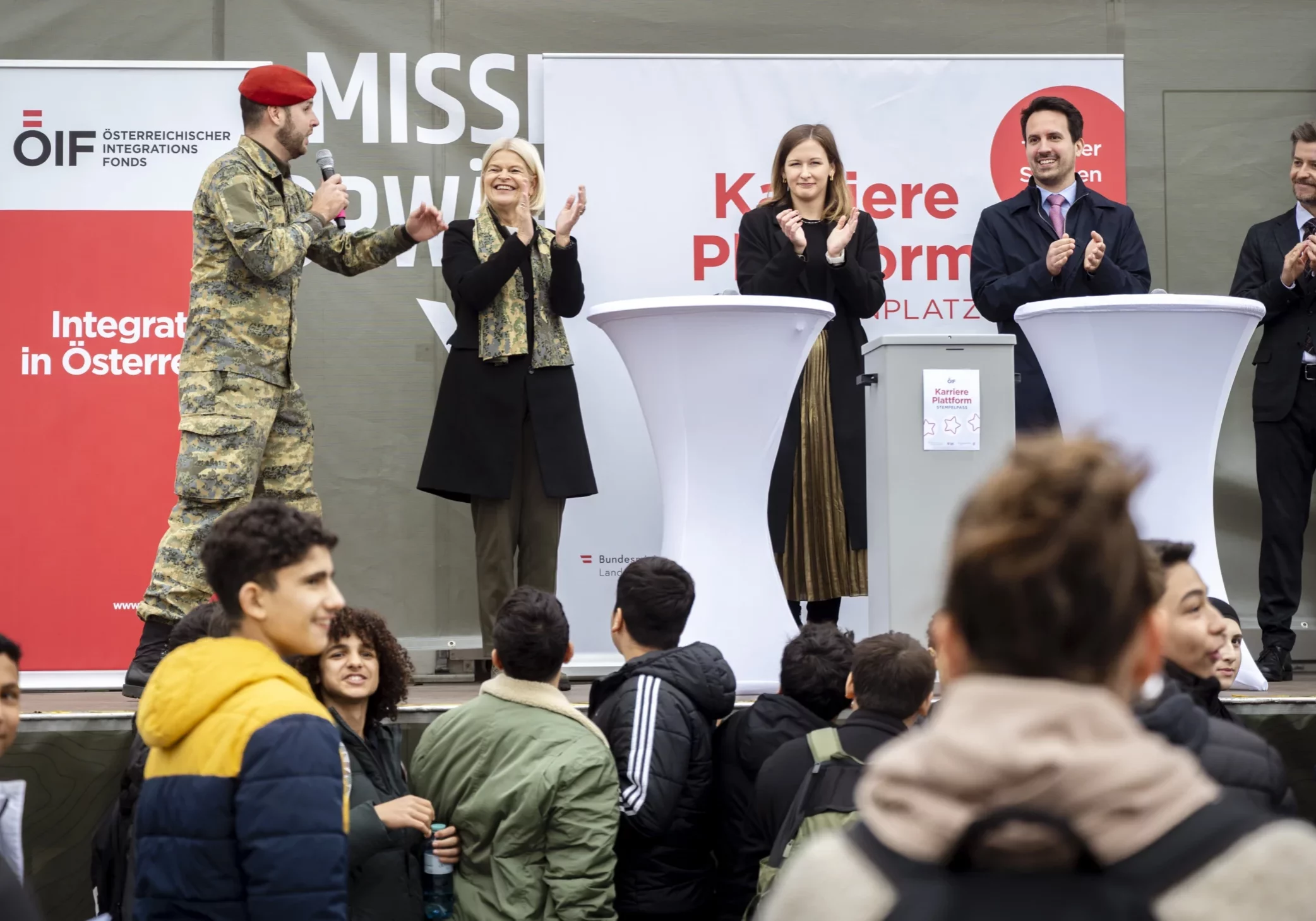 Applaus für tausende Jugendliche, die sich in diesen Tagen bei der Karriereplattform des Bundesheeres informierten: Verteidigungsministerin Klaudia Tanner, Europaministerin Claudia Plakolm und Bildungsminister Christoph Wiederkehr vor dem Nationalfeiertag am Heldenplatz in Wien. Foto: HBF / Carina Karlovits