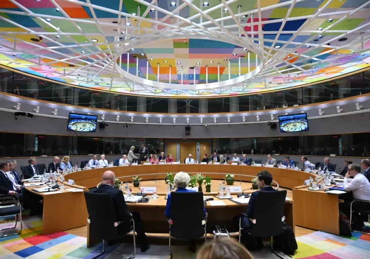 Europa verstärkt seine anhaltende Unterstützung für die von Russland angegriffene Ukraine, legte der Rat am Donnerstag in Brüssel fest. Im Bild links Bundeskanzler Christian Stocker neben Kommissionspräsidentin Ursula von der Leyen Foto: EU