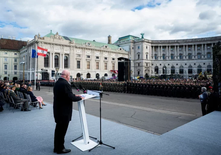 Österreichs Bundesheer und die Miliz sollen attraktiver werden. Im Parlament vereinbarten die Koalitionsparteien den Fahrplan für weitere Gespräche zur Wehrdienstreform. Im Bild Bundeskanzler Christian Stocker bei der Angelobung von Rekruten am Nationalfeiertag 2025 auf dem Heldenplatz in Wien. Foto: Bka / Florian Schrötter