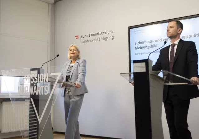Die Sicherheit für Österreich ist unser Auftrag, sagte Verteidigungsministerin Klaudia Tanner bei der Präsentation der Umfrage mit Wolfgang Prinz, dem Leiter der strategischen Markt- und Meinungsforschung im Verteidigungsressort. Foto: HBF/ Carina Karlovits