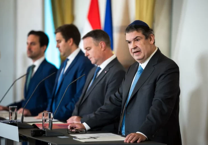 Päsentierten Strategie gegen Antisemitismus 2.0: Oskar Deutsch (Präsident der Israelitischen Religionsgemeinschaft), Vizelanzler Andres Babler, Staatsekretär Alexander Pröll und Bildungsminister Christoph Wiederkehr. Fotos: Bka / Christopher Dunker