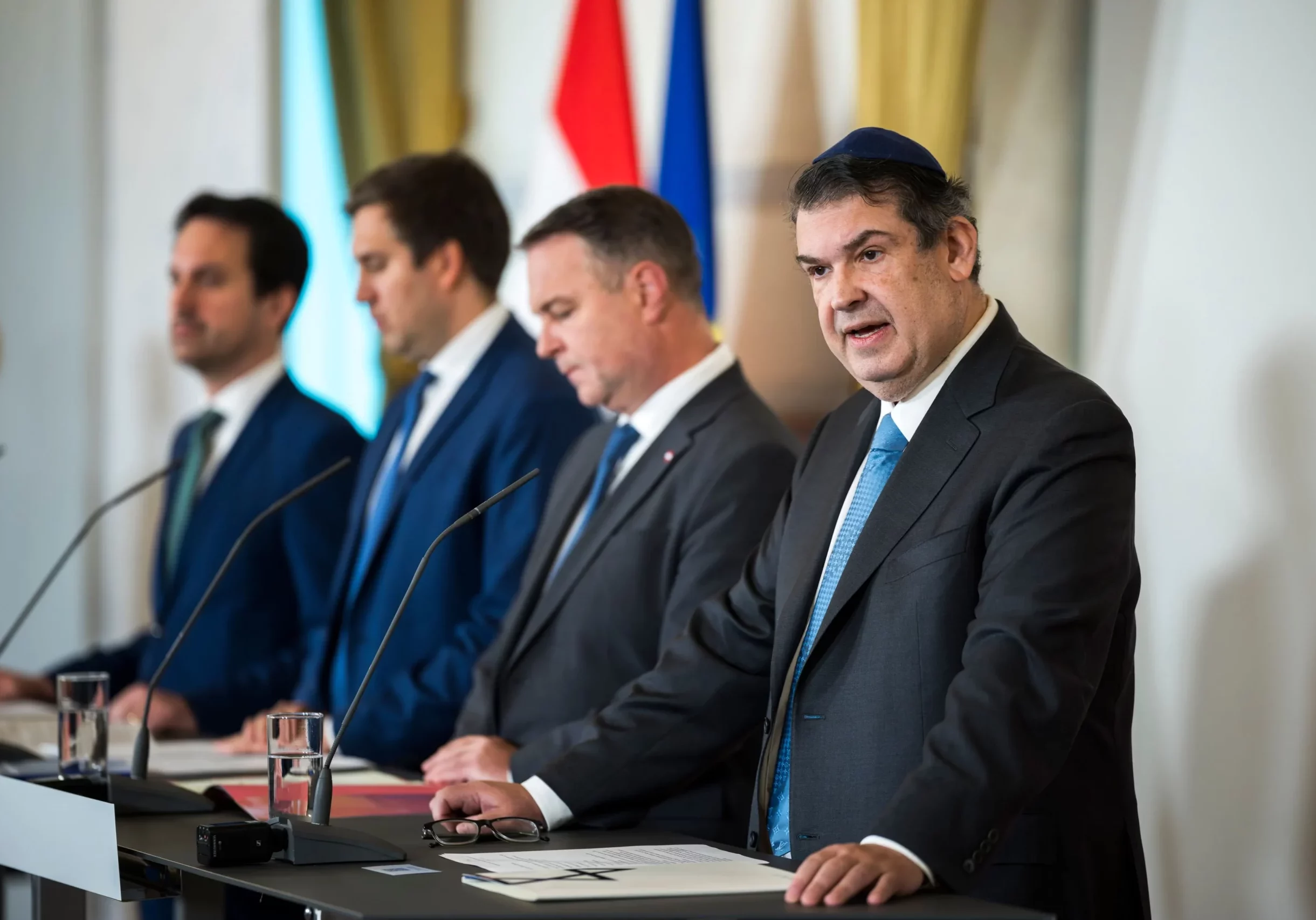Päsentierten Strategie gegen Antisemitismus 2.0: Oskar Deutsch (Präsident der Israelitischen Religionsgemeinschaft), Vizelanzler Andres Babler, Staatsekretär Alexander Pröll und Bildungsminister Christoph Wiederkehr. Fotos: Bka / Christopher Dunker