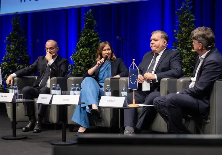 Österreich ist 30 Jahre Mitglied der EU, wie geht es mit der Erweiterung um Balkanländer weiter? Europaministerin Claudia Plakolm beim 21. Salzburg Europe Summit im September, im Gespräch mit Igli Hasani, Außenminister Albaniens, und Joip Brkic, stv. Außenminister von Bosnien-Herzegowina. Am 12. November lädt das Institut der Regionen zur Fachkonferenz nach Linz. Foto: Franz Neumayr