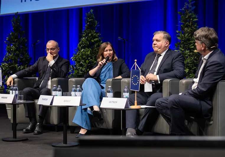 Österreich ist 30 Jahre Mitglied der EU, wie geht es mit der Erweiterung um Balkanländer weiter? Europaministerin Claudia Plakolm beim 21. Salzburg Europe Summit im September, im Gespräch mit Igli Hasani, Außenminister Albaniens, und Joip Brkic, stv. Außenminister von Bosnien-Herzegowina. Am 12. November lädt das Institut der Regionen zur Fachkonferenz nach Linz. Foto: Franz Neumayr