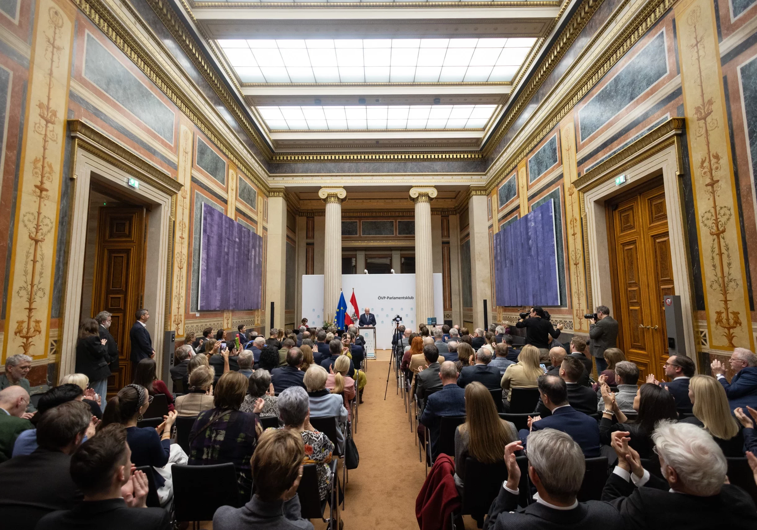 "Mit ganzer Kraft für Österreich": Anlässlich des 80. Jahrestages der Zweiten Republik und des ÖVP-Parlamentsklubs veröffentlichen Klub und das Karl von Vogelsang-Institut die Protokolle und die Themen der Klubberatungen von 1945 bis 1955. Alle Fotos: Jakob Glaser