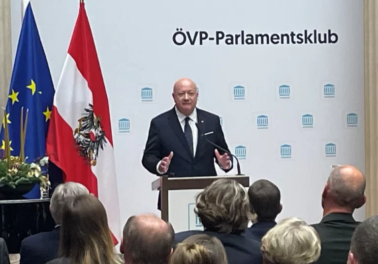 Bundeskanzler Christian Stocker bei seinem ersten Auftritt nach der Genesung beim Parlamentsklub der ÖVP: Diese Regierung wird eine Politik der Mitte gestalten und Vertrauen gewinnen.