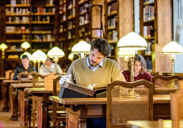 Lesen bildet - aber Bildung und Ausbildung sollten unterschieden werden, schreibt Rudolf Taschner in seinem Essay "Bildung - ein Missverständnis". Fotos: ÖNB / Klaus Pichler