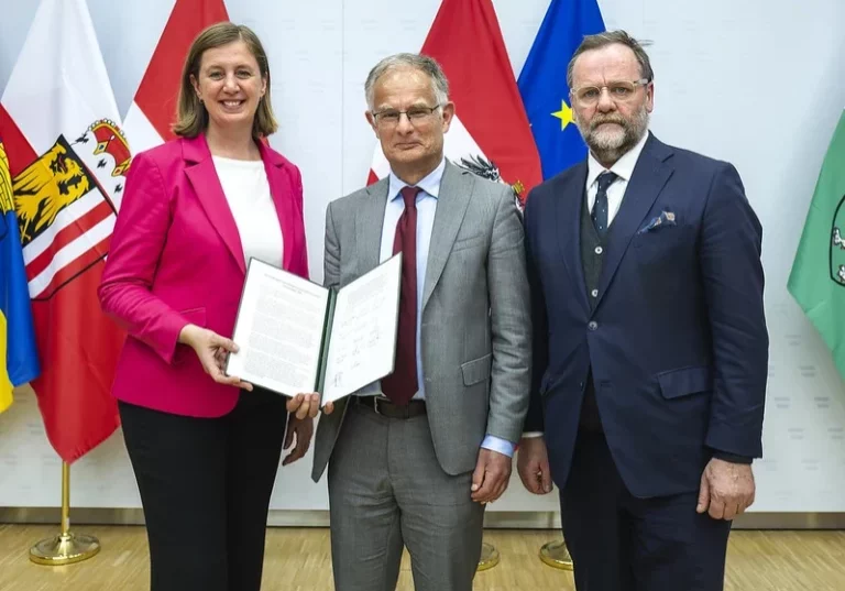 Für 2027/2028 wird wieder ein Doppelbudget beschlossen, der Fahrplan dafür steht. Dies gaben nach einer Einigung in der Präsidiale des Parlament Finanzminister Marterbauer sowie die Staatssekretäre Eibinger-Miedl und Schellhorn bekannt (im Bild voriges Jahr nach Unterzeichnung des Stabilitätspaktes mit den Bundesländern). Foto: Bka / Valentin Brauneis