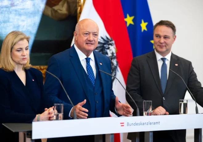 "Wir entrümpeln, was hemmt", sagte Bundeskanzler Christian Stocker vor dem Ministerrat, der ein Paket an Maßnahmen für den Abbau von Bürokratie verabschiedete. Foto: Bka / Christopher Dunker