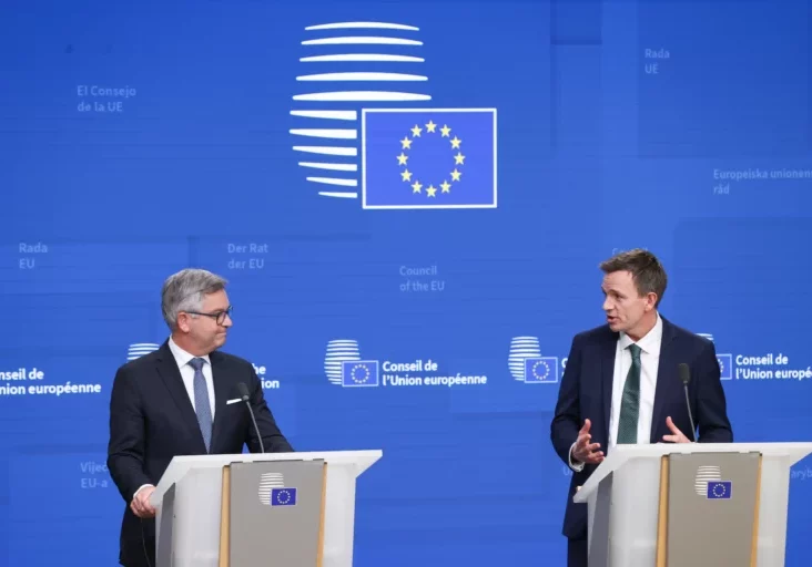 Die neuen Regeln der EU für Rückführungen ermöglichen die Steuerung von Asyl und Migration, sagt Kommissar Magnus Brunner (im Bild mit Dänemarks Innenminister Rasmus Stoklund nach einem Ratsbeschluss im Dezember 2025). Foto: Kommission