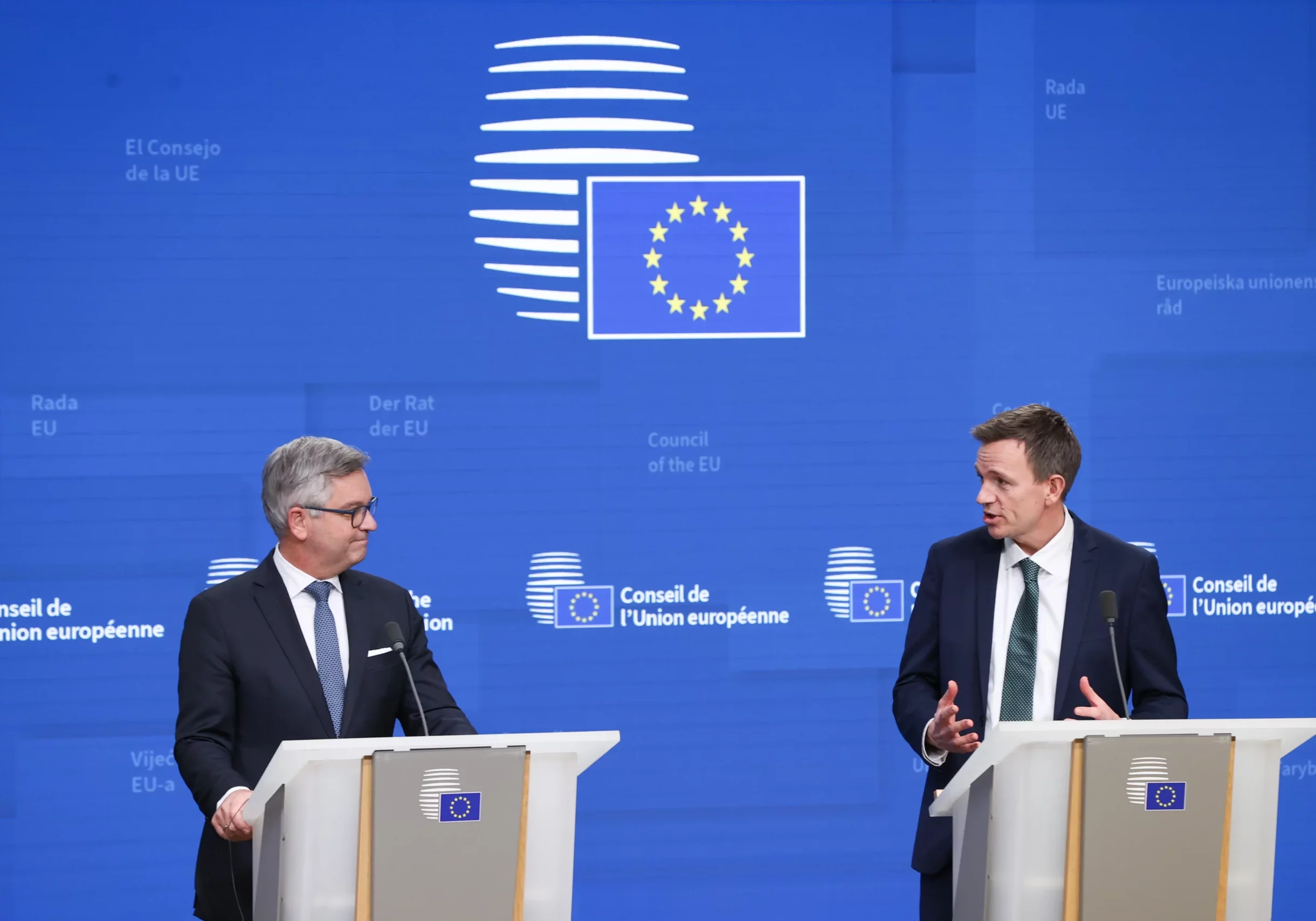 Die neuen Regeln der EU für Rückführungen ermöglichen die Steuerung von Asyl und Migration, sagt Kommissar Magnus Brunner (im Bild mit Dänemarks Innenminister Rasmus Stoklund nach einem Ratsbeschluss im Dezember 2025). Foto: Kommission