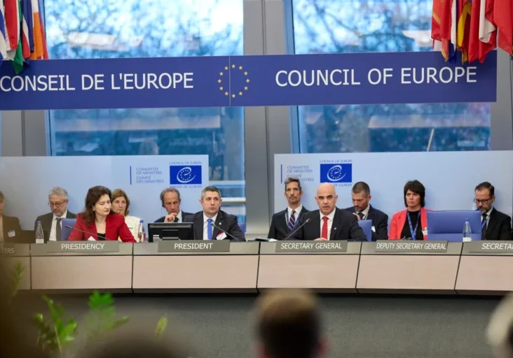 Die Menschen in Europas Staaten vor Missbrauch der Menschenrechte zu schützen: Bereits 2025 forderten schon 27 Staaten eine zeitgemäße Interpretation der Europäischen Menschenrechtskonvention (Bild: informelles Treffen nach einer Minister-Tagung des Europarats in Straßburg). Foto: Europarat