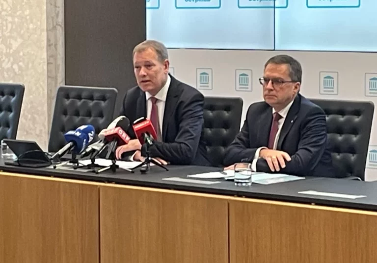 Informierten stets Medien und Öffentlichkeit zum Verfahren: Anwalt Michael Rohregger, Klubobmann August Wöginger (2025)