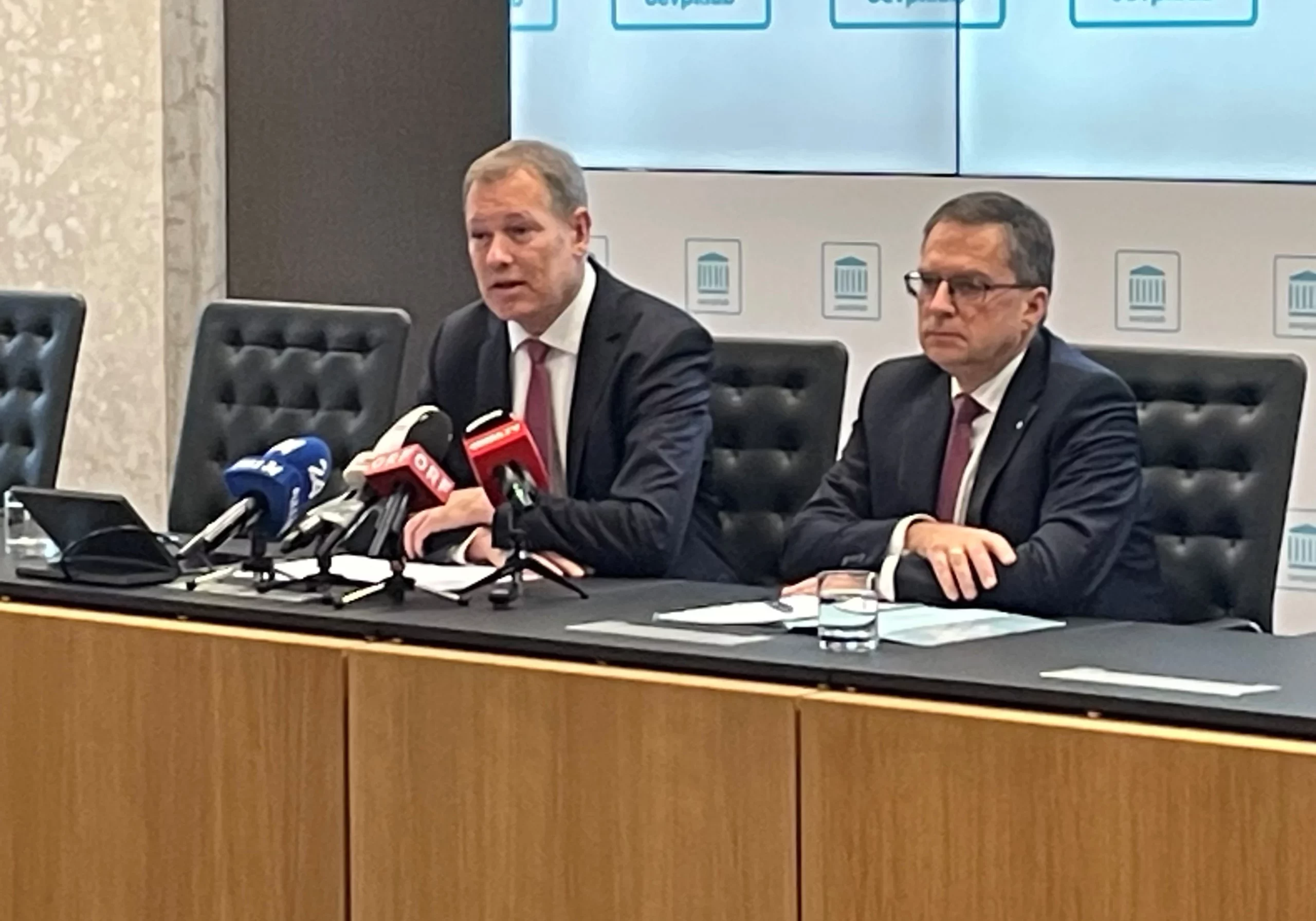 Informierten stets Medien und Öffentlichkeit zum Verfahren: Anwalt Michael Rohregger, Klubobmann August Wöginger (2025)