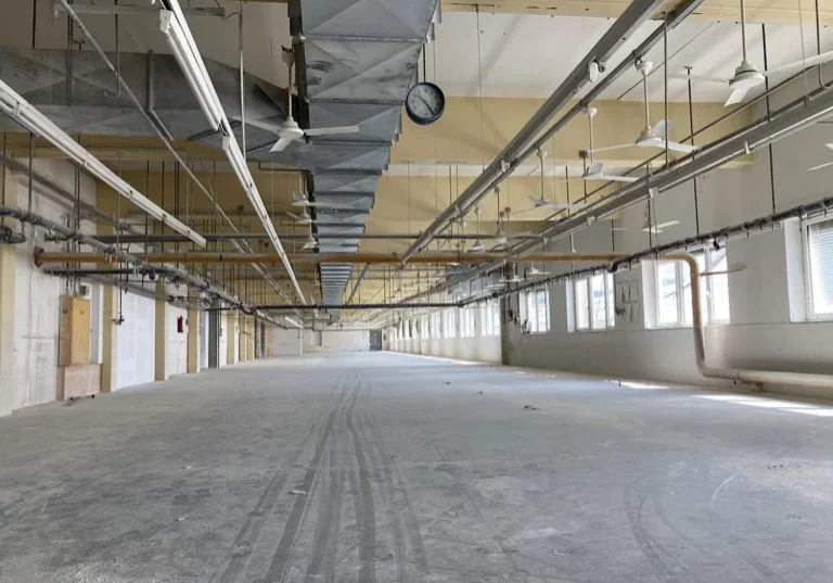 Betriebe und Standorte ändern sich, doch künstliche Intelligenz hilft, brach liegende Industrieflächen zu erfassen und damit neu zu nutzen (Foto: ehemalige Produktionshalle in Wilhelmsburg/NÖ) Foto: ecoplus