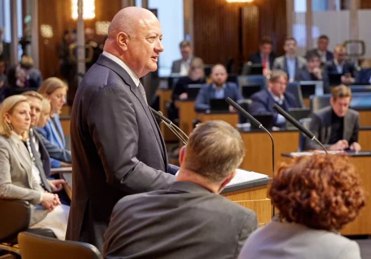 Bundeskanzler Christian Stocker wirbt um Zustimmung für die Regierungsinitiative, die Versorgung mit Sprit zu sichern und die Preise zu dämpfen. Foto (Dezember 2025): Thomas Topf