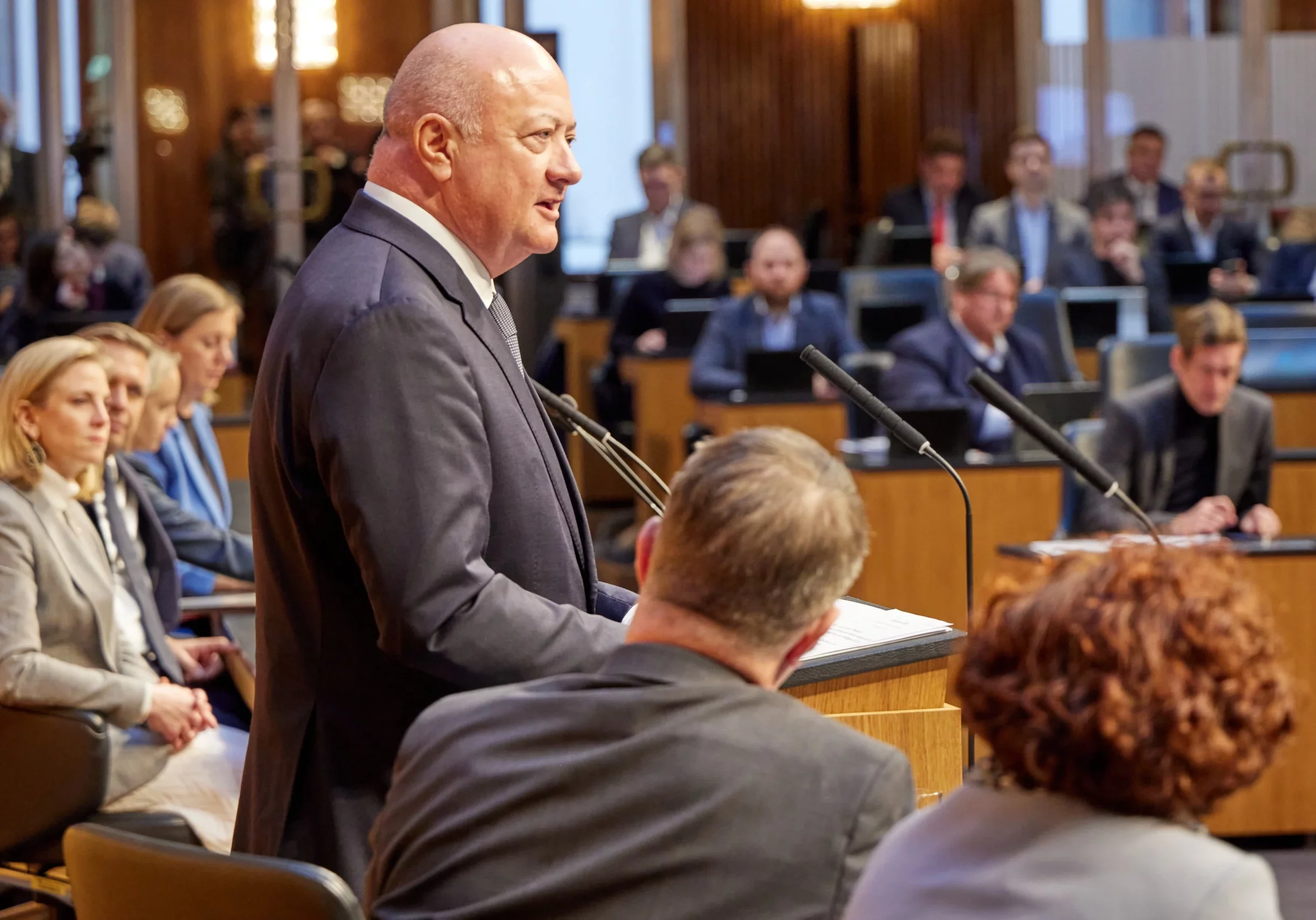 Bundeskanzler Christian Stocker wirbt um Zustimmung für die Regierungsinitiative, die Versorgung mit Sprit zu sichern und die Preise zu dämpfen. Foto (Dezember 2025): Thomas Topf