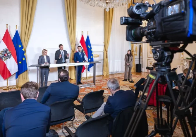 Die Wirtschaft hat 2025 ins Plus gedreht, sagte Staatssekretär Alexander Pröll in einer Präsentation der Regierungsbilanz mit Staatssekretärin Michaela Schmidt und Bildungsminister Christoph Wiederkehr. Foto: Bka / Valentin Brauneis