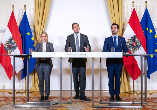 Weichen auf positive Entwicklung gestellt: Staatssekretär Alexander Pröll, Staatssekretärin Michaela Schmidt und Bundesminister Christoph Wiederkehr zogen im Rahmen einer Pressekonferenz am 19. Dezember im Bundeskanzleramt Bilanz über die Arbeit der Bundesregierung im Jahr 2025. Alle Fotos: Bka / Valentin Brauneis