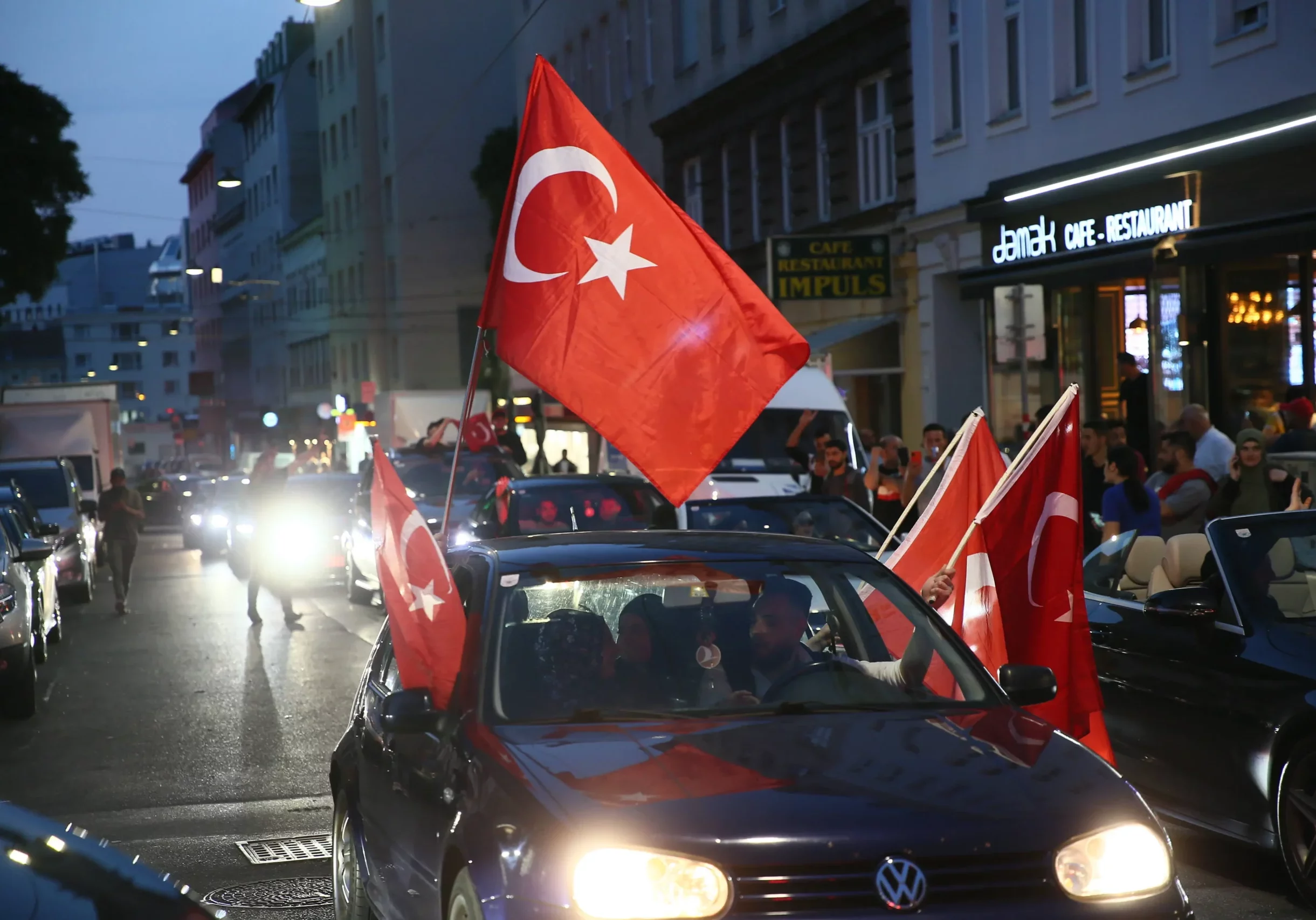 Harte Fakten: Die Mehrheit der wahlberechtigten Bevölkerung empfindet das Zusammenleben mit Muslimen als schwierig, ergibt das aktuelle Integrationsbarometer (Bild: Anhänger des Präsidenten der Türkei, Recyp Erdogen, feiern dessen Wahlsieg im Mai 2023 in Wien am Reumannplatz). Foto: Imago / Anadolu Agency