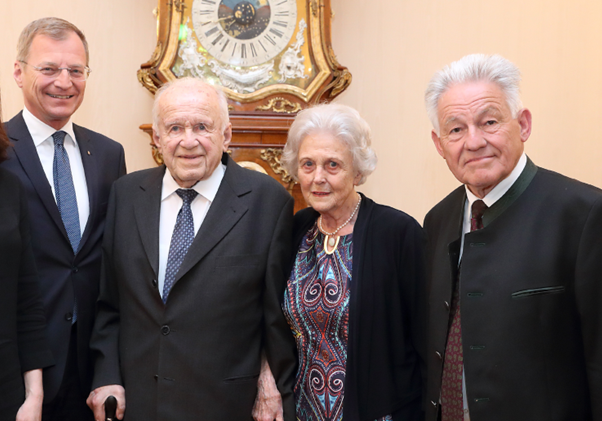 Josef Ratzenböck (2.v.l.), langjähriger Landeshauptmann von Oberösterreich, ist verstorben. Klubobmann August Wöginger würdigt dessen Arbeit für das Bundesland und dessen Bevölkerung. Im Bild: Josef Ratzenböck bei einer Ehrung anlässlich seines 90. Geburtstages im April 2019 mit LH Thomas Stelzer, Ehefrau Anneliese Ratzenböck und Alt-LH Josef Pühringer. Foto: Land OÖ / Denise Stinglmayr
